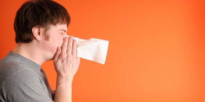 Homem fratura garganta ao tentar segurar espirro