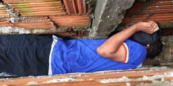 Jovem fica entalado em muro após tentar fugir da PM