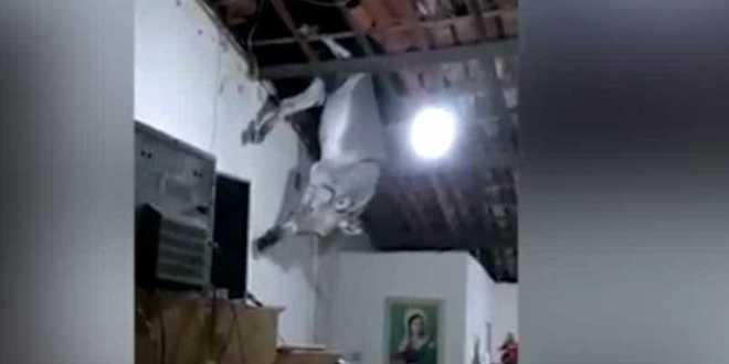Jumento cai de telhado de casa no Sertão da PB