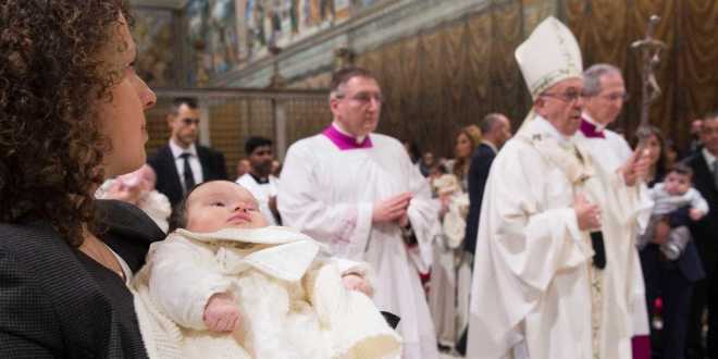 Papa defende amamentação em público