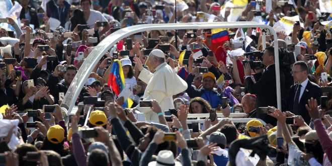 Papa Francisco é atingido no rosto por jornal