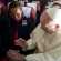 Papa celebra casamento durante viagem de avião