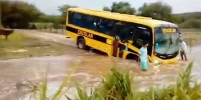 Condutor de ônibus escolar tenta atravessar riacho com crianças a bordo