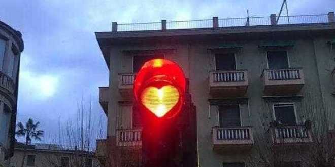 Vereadora é multada por colocar corações em semáforos