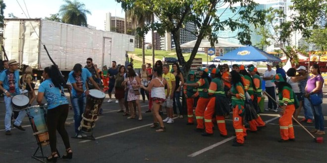 Carnaval em Brasília: garis se juntam à bateria do Patubatê em bloco neste sábado