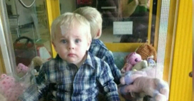 Menino fica preso em máquina de brinquedos na Flórida  Resgate do pequeno Mason ocorreu sem problema