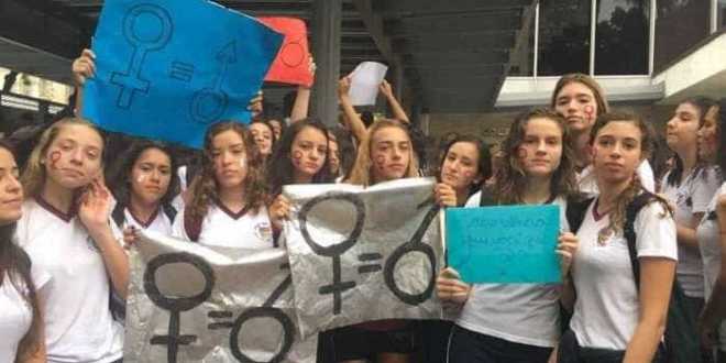 Alunas de colégio no Rio protestam pelo direito de usar bermudas