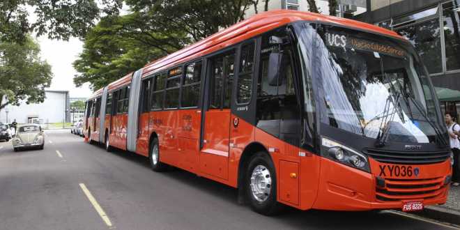 Bombeiro é detido após furtar ônibus biarticulado em Curitiba