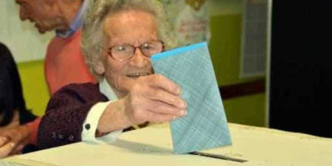 Italiana de 106 anos ignora frio e vai até centro para votar
