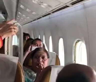 Janela de avião indiano cai em pleno voo; veja