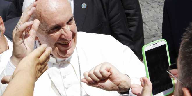 Papa dá sorvetes a pobres para celebrar Dia de São Jorge