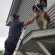 Bombeiros salvam cão São Bernardo de 80 quilos preso no telhado