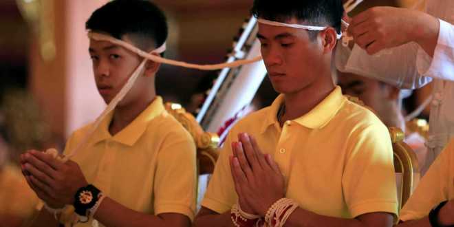 Jovens resgatados de caverna na Tailândia viram monges