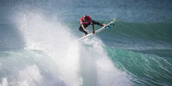 Ítalo vence etapa lusa do Mundial de Surfe e adia definição do título