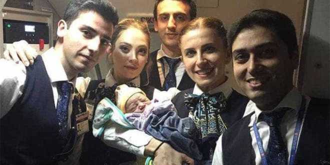 Bebê nasce durante voo para a Turquia, uma hora antes do pouso