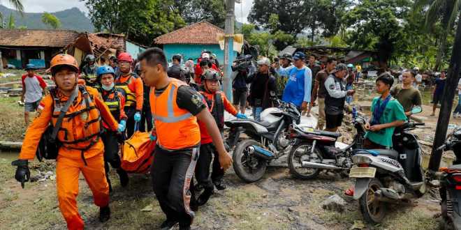 Sobe para 373 número de mortos em tsunami na Indonésia