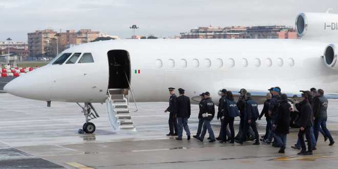Cesare Battisti aterrissa em Roma após quase 40 anos foragido
