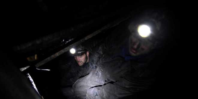 Operários presos há 3 dias em mina de carvão são resgatados com vida