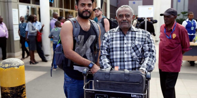 Homem que perdeu voo de avião que caiu na Etiópia é recebido pelo pai
