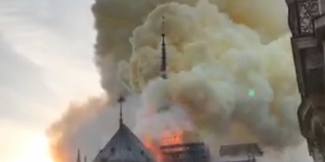 Incêndio destrói parte da catedral de Notre-Dame em Paris