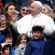Papa quebra protocolo e ‘dá carona’ a crianças no papamóvel