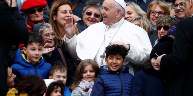 Papa quebra protocolo e ‘dá carona’ a crianças no papamóvel