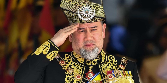 Rei de Malásia que renunciou trono por esposa se divorcia após 7 meses