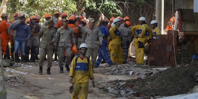 Bombeiros resgatam duas vítimas de desabamento no Rio