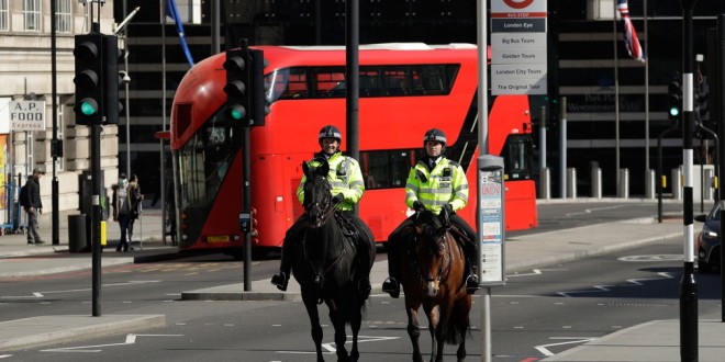 No Reino Unido dá cadeia para quem tossir no rosto de um policial!