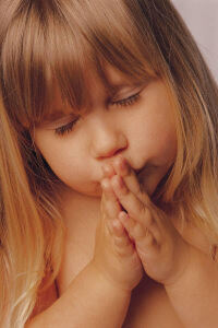 menina rezando